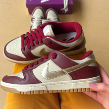 Carregar imagem no visualizador da galeria, Tênis Nike Dunk SB Bordo Ouro Couro Premium