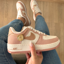 Carregar imagem no visualizador da galeria, TĂȘnis Nike Air Force Jeans Moeda Rosa