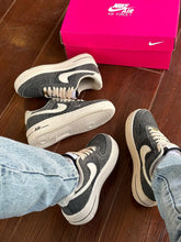 Carregar imagem no visualizador da galeria, TĂȘnis Nike Air Force 1 Jeans Preto Premium