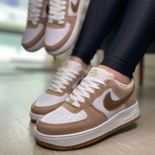 Carregar imagem no visualizador da galeria, Tênis Nike Air Force Caramelo Camurça