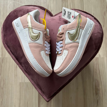 Carregar imagem no visualizador da galeria, TĂȘnis Nike Air Force Rosa Ouro Premium