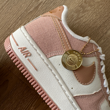 Carregar imagem no visualizador da galeria, TĂȘnis Nike Air Force Jeans Moeda Rosa