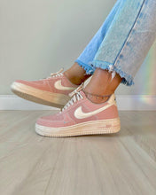 Carregar imagem no visualizador da galeria, TĂȘnis Nike Air Force 1 Flamingo Jeans Rose