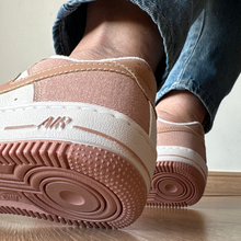 Carregar imagem no visualizador da galeria, TĂȘnis Nike Air Force Jeans Moeda Rosa