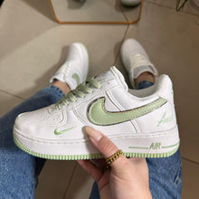 Carregar imagem no visualizador da galeria, TĂȘnis Nike Air Force Grama Pingente 2.0
