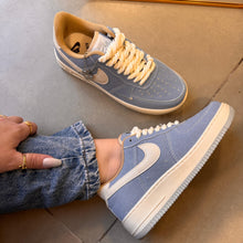 Carregar imagem no visualizador da galeria, Tênis Nike Air Force Azul Jeans Pingente 2.0 Premium
