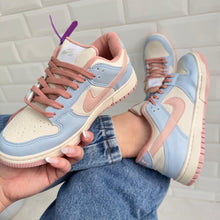 Carregar imagem no visualizador da galeria, Tênis Nike Dunk Low Azul Bebê e Rosa Premium