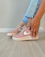 Carregar imagem no visualizador da galeria, Tênis Nike Air Force 1 Flamingo Jeans Rose
