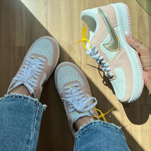 Carregar imagem no visualizador da galeria, Tênis Nike Air Force Rosa Ouro Premium
