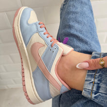 Carregar imagem no visualizador da galeria, Tênis Nike Dunk Low Azul Bebê e Rosa Premium
